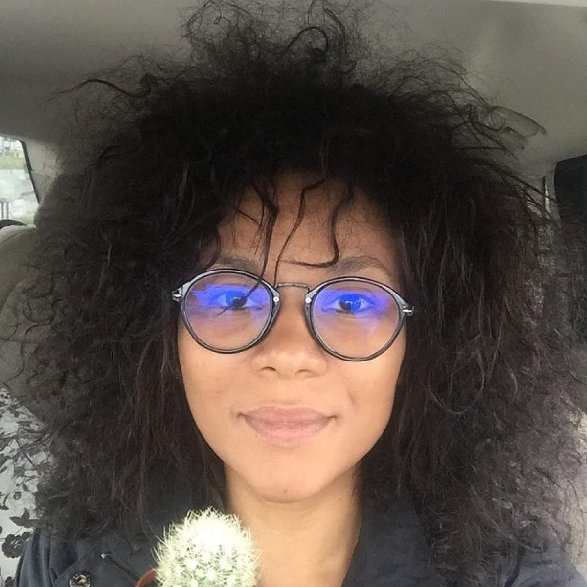 O mulatră celebră din showbiz şi-a adus soţul la sapă lemn