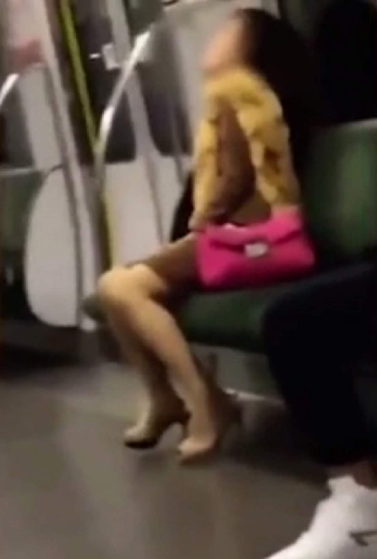 VIDEO / O femeie a atras atenţia tuturor într-un tren! Se autosatisfăcea fără niciun fel de jenă