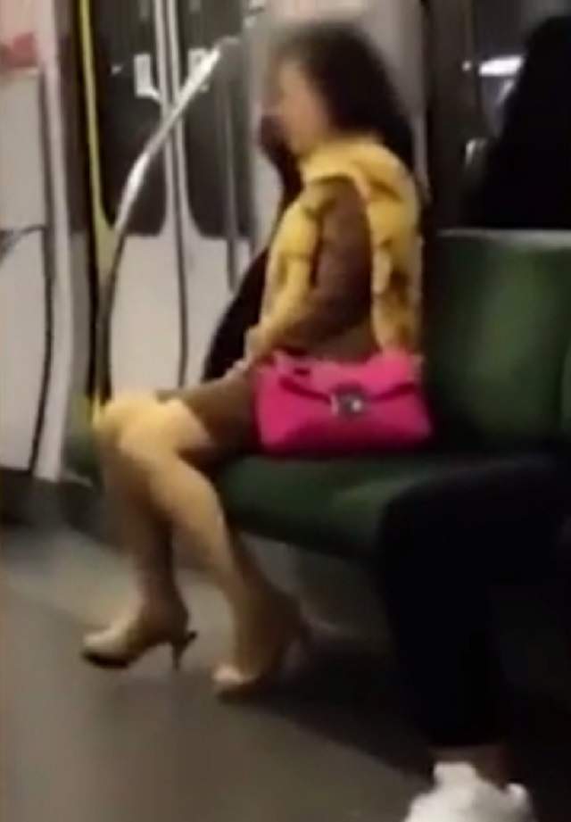 VIDEO / O femeie a atras atenţia tuturor într-un tren! Se autosatisfăcea fără niciun fel de jenă