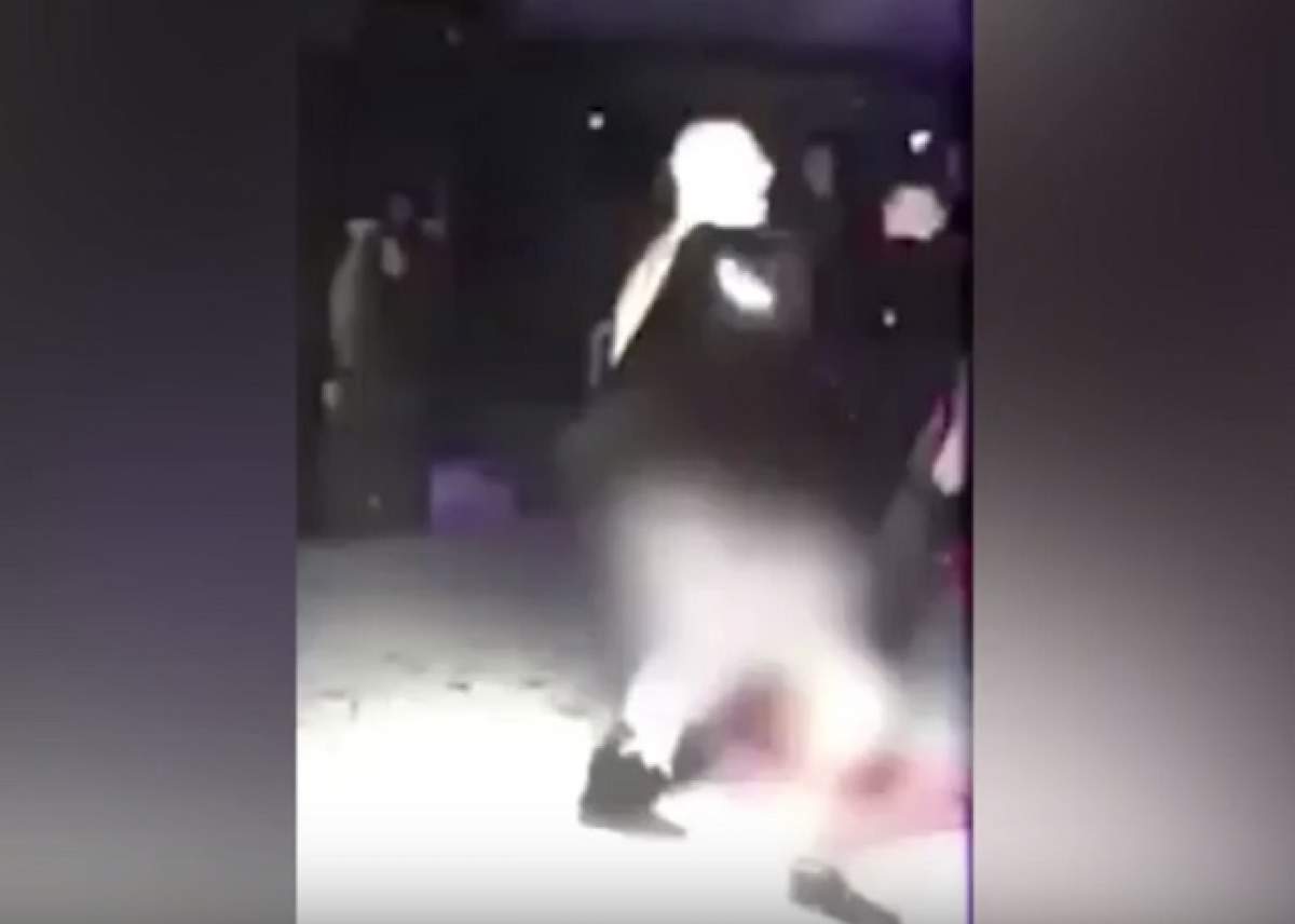 VIDEO / I-a dat jos pantalonii și a început să-i ofere sex oral! Imaginile incendiare, surprinse într-un club de noapte