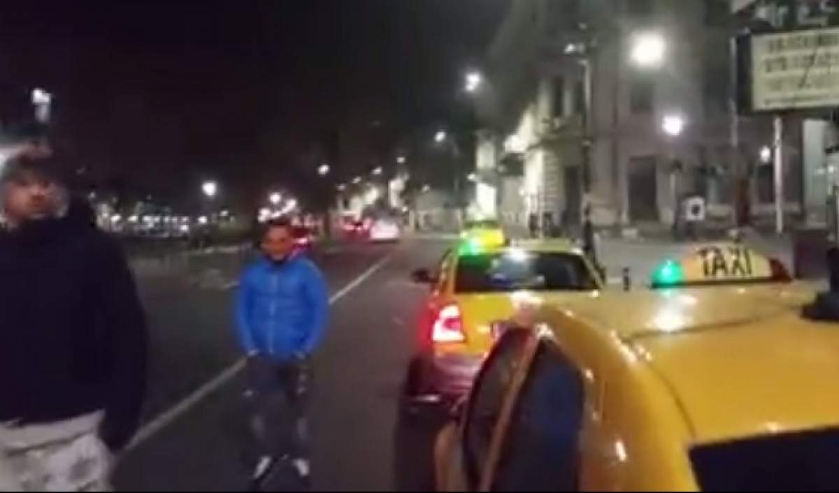 VIDEO / Atacat de taximetrişti, în plină stradă! Scandal de proporţii în centrul Capitalei!
