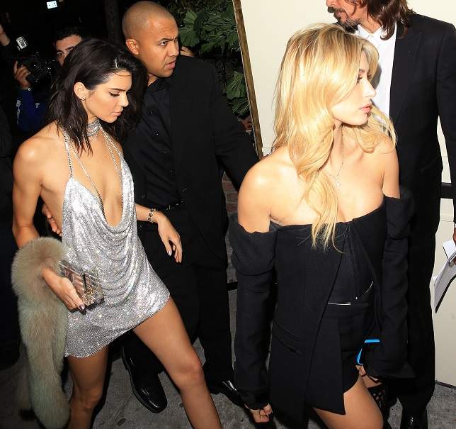 FOTO  / Kendall Jenner, apariţie de infarct la propria aniversare! Rochiţa scurtă şi decoltată a pus-o însă în dificultate