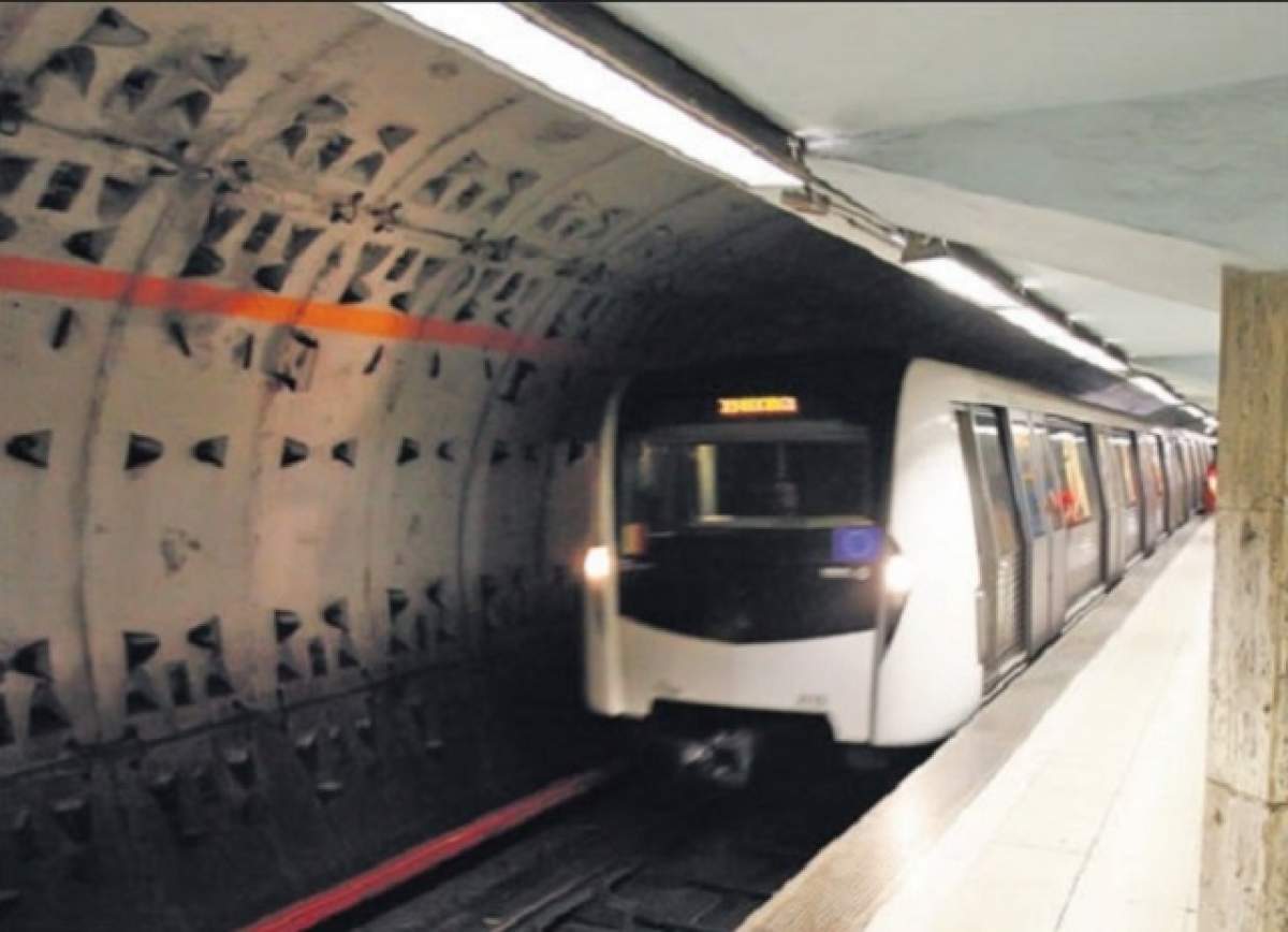 Panică la metroul din Bucureşti! Un tren cu zeci de călători este blocat între staţii