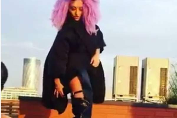 VIDEO / Delia şi-a schimbat total look-ul, dar alt detaliu a atras atenţia fanilor. Numai soţul ei o vede aşa!