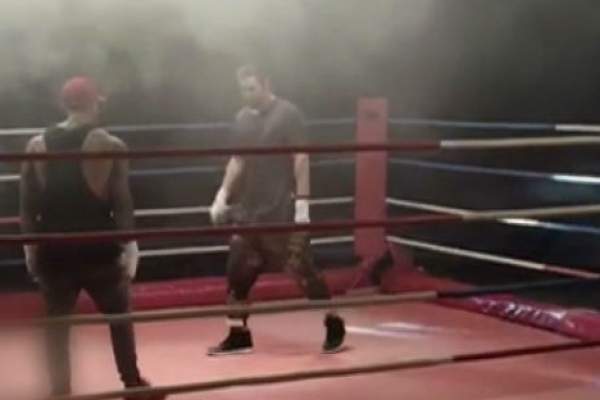 VIDEO / Smiley şi Alex Velea şi-au aruncat vorbe grele în versuri, după ce au intrat într-un ring de box: "Eşti pitic sau băiat de cartier?"