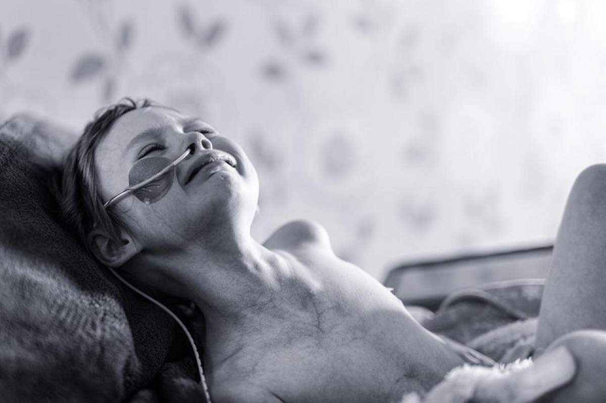 Mesajul unui tată care și-a fotografiat copilul cuprins de durerile cancerului în agonie: ”Pentru ea e prea târziu”