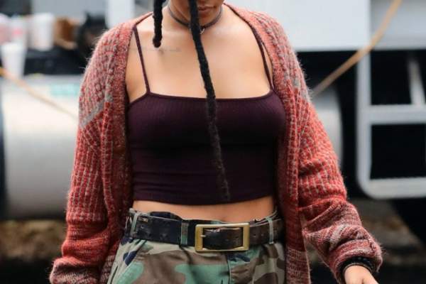 FOTO/ Rihanna, de nerecunoscut! Cântăreaţa poartă dreduri şi ţinute military