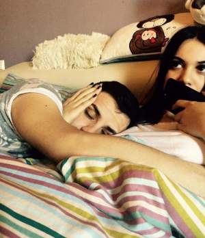 FOTO / Iubitul lui Betty Salam a pozat-o pe cântăreaţă sub aşternuturi! Ce face fiica manelistului în pat