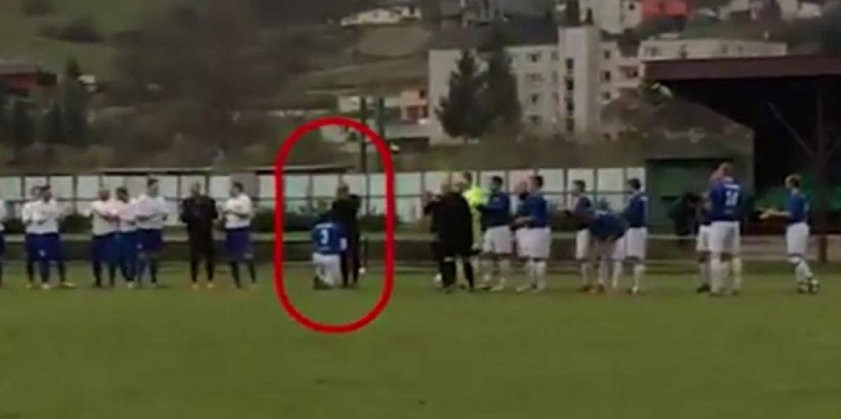 VIDEO / Moment surprinzător pe terenul de fotbal! Un jucator s-a așezat în genunchi și a cerut arbitrul în căsătorie