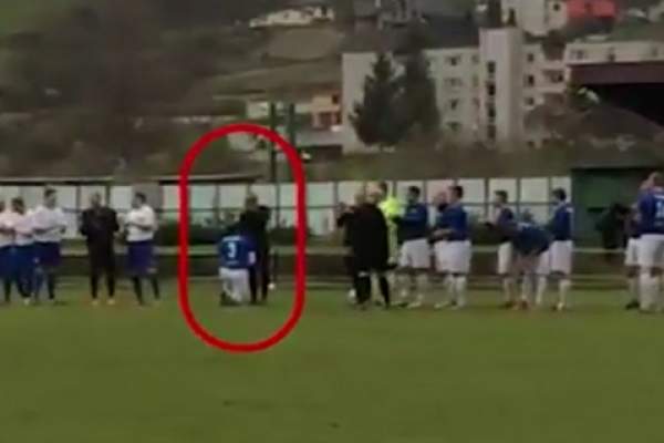 VIDEO / Moment surprinzător pe terenul de fotbal! Un jucator s-a așezat în genunchi și a cerut arbitrul în căsătorie