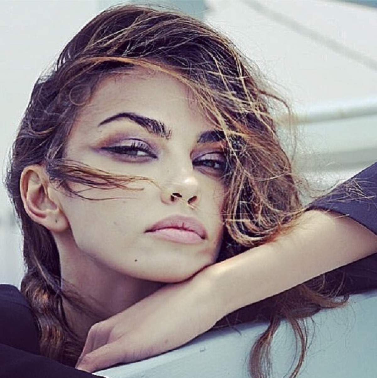 FOTO / Mădălina Ghenea, ce ai păţit? Dacă te uiţi atent la poza ei vezi ceva ce te sperie