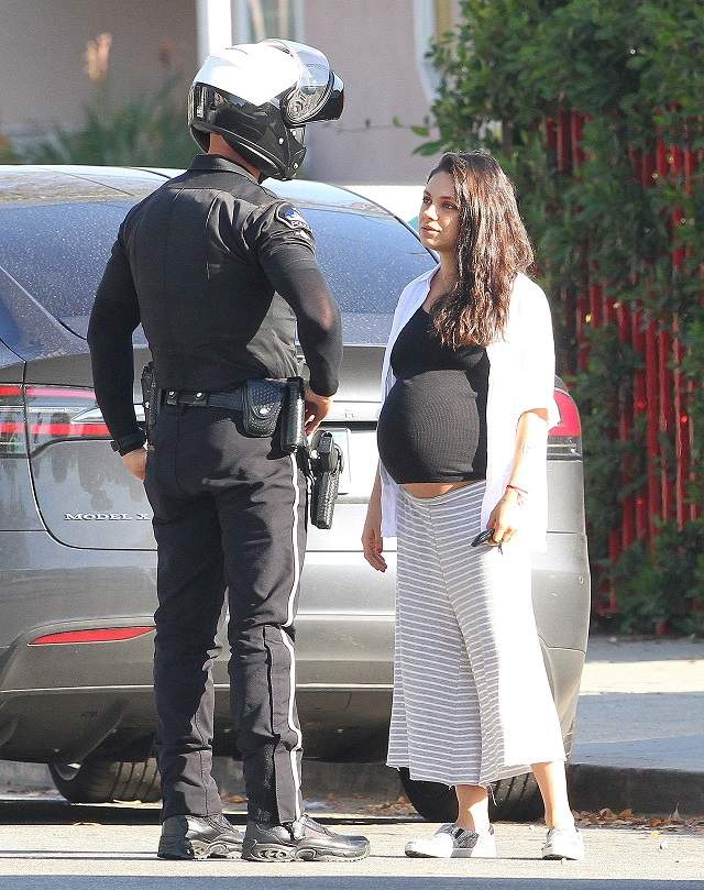 FOTO / Însărcinată şi nervoasă, Mila Kunis i-a întâmpinat pe poliţişti cu burta p-afară