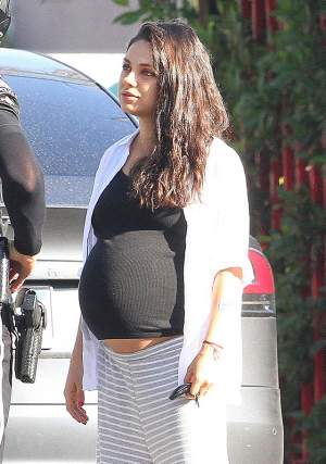 FOTO / Însărcinată şi nervoasă, Mila Kunis i-a întâmpinat pe poliţişti cu burta p-afară