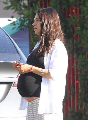 FOTO / Însărcinată şi nervoasă, Mila Kunis i-a întâmpinat pe poliţişti cu burta p-afară