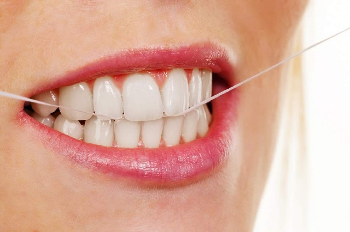 Cele mai simple şi mai ieftine trucuri pentru ca dinţii tăi să strălucească