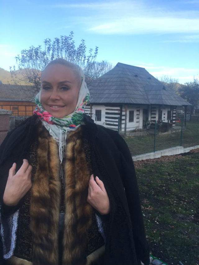 FOTO / Acum chiar că e ca bunica! Apariţie neaşteptată a Vicăi Blochină de ziua României