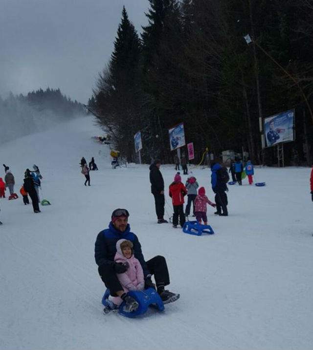 FOTO / Oana Roman și-a dus fiica la munte. Ce apariţie pe pârtie! Toată lumea s-a oprit ca să se uite la ea