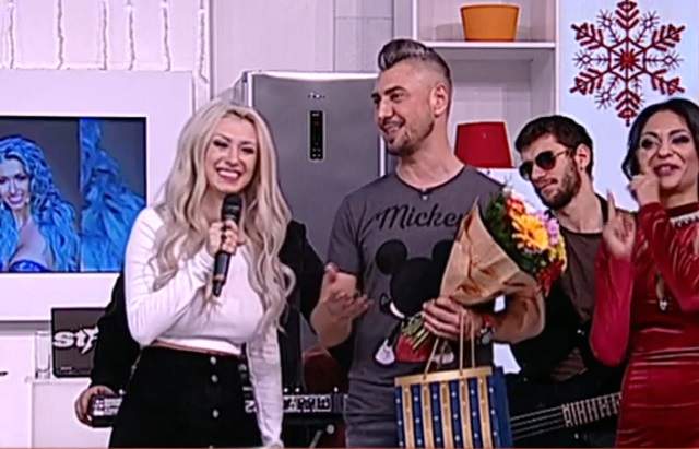 VIDEO / Fără sutien şi super sexy în emisiune, Andreea Bălan o face praf pe Misty: "Eu sunt muza lui"