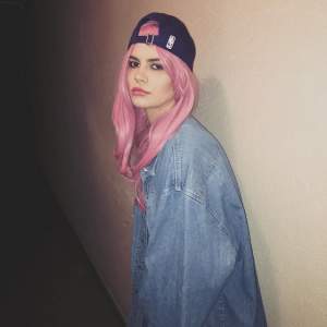 FOTO / Laura Giurcanu s-a transformat total! Aşa arată cu părul lung şi roz