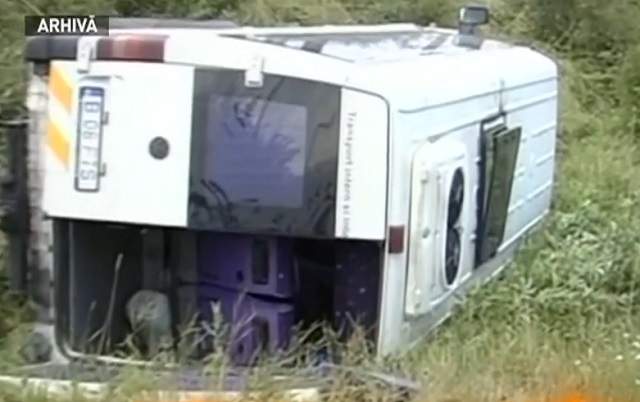 VIDEO / Cod roşu de intervenţie la Neamţ! A avut loc un impact între un microbuz cu 14 persoane şi un autoturism