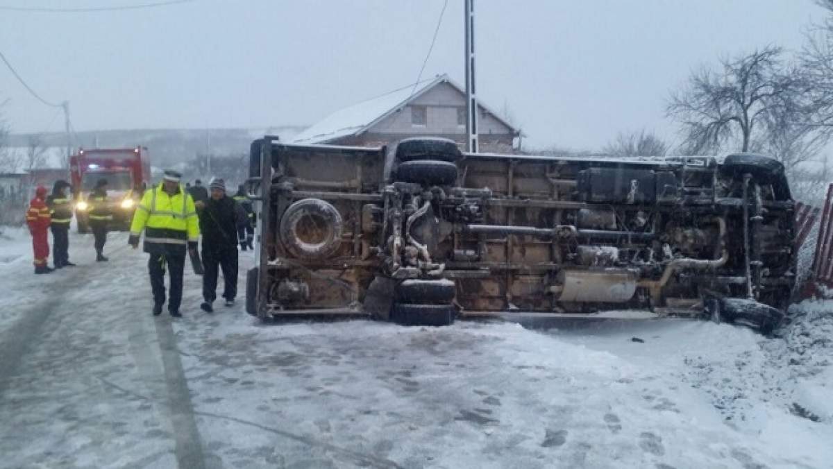 Cod roşu de intervenţie la Voineasa! Un microbuz care transporta copii s-a răsturnat