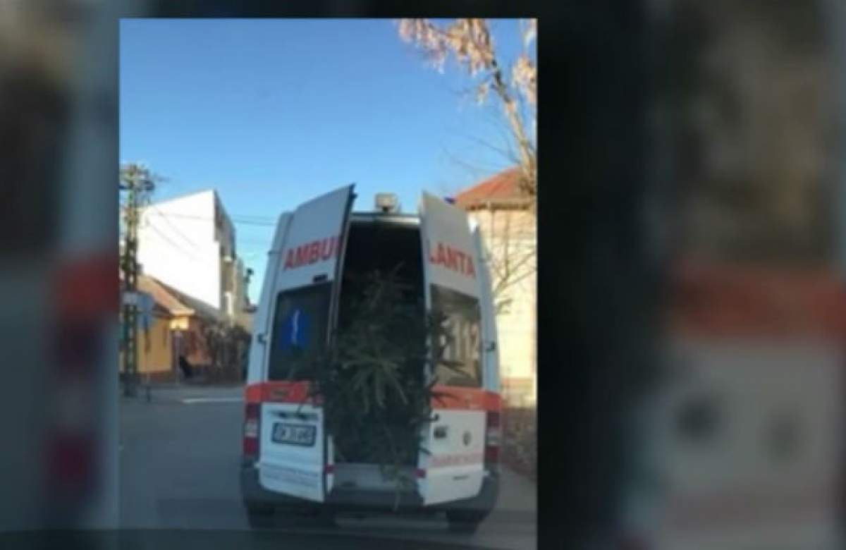 VIDEO / Doar în România putea să se întâmple asta! O ambulanţă, filmată când transporta un brad de Crăciun. Ce explicaţii au dat oficialii
