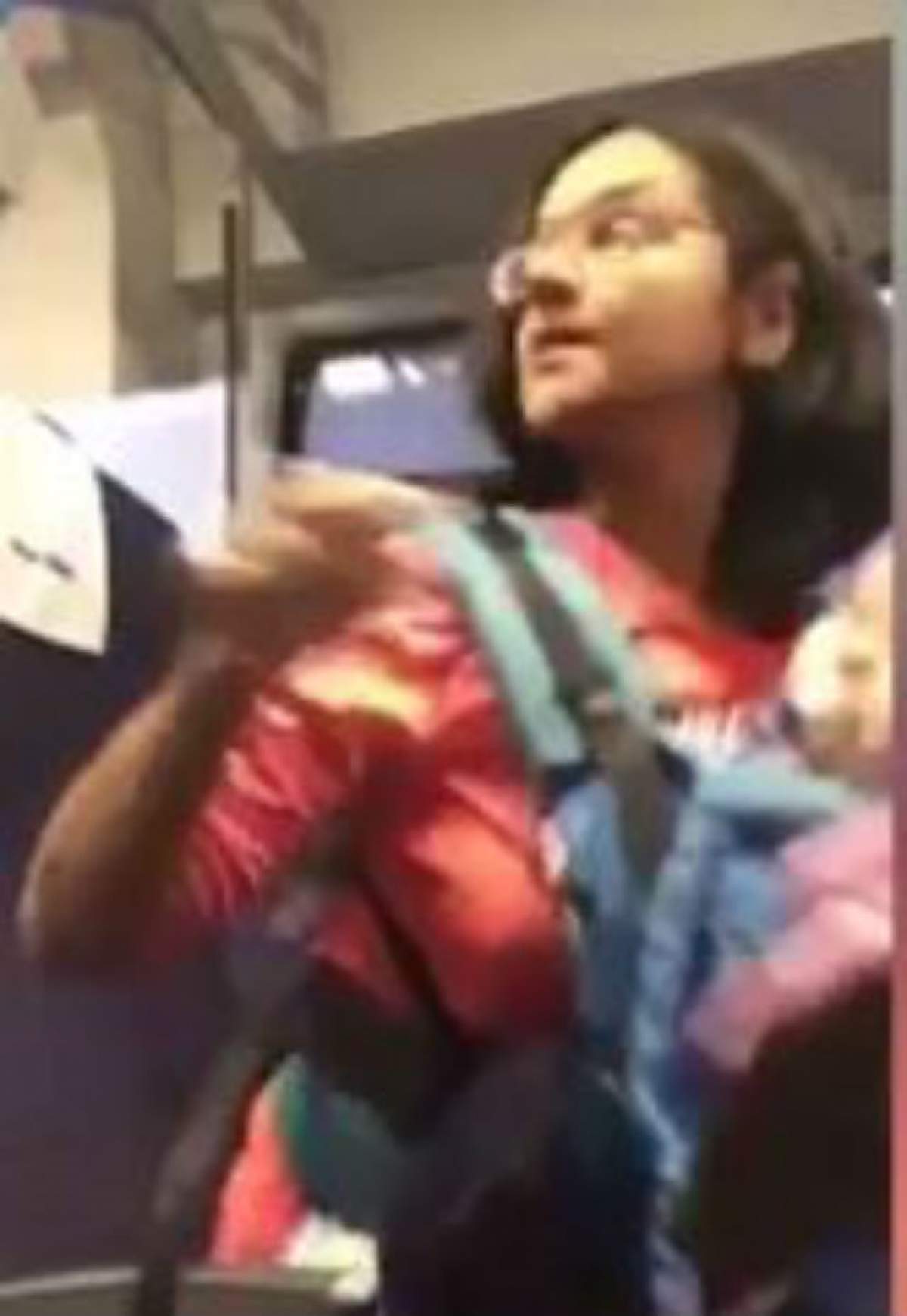 VIDEO / O mamă şi bebeluşul acesteia au fost agresaţi de mai mulţi pasageri nervoşi