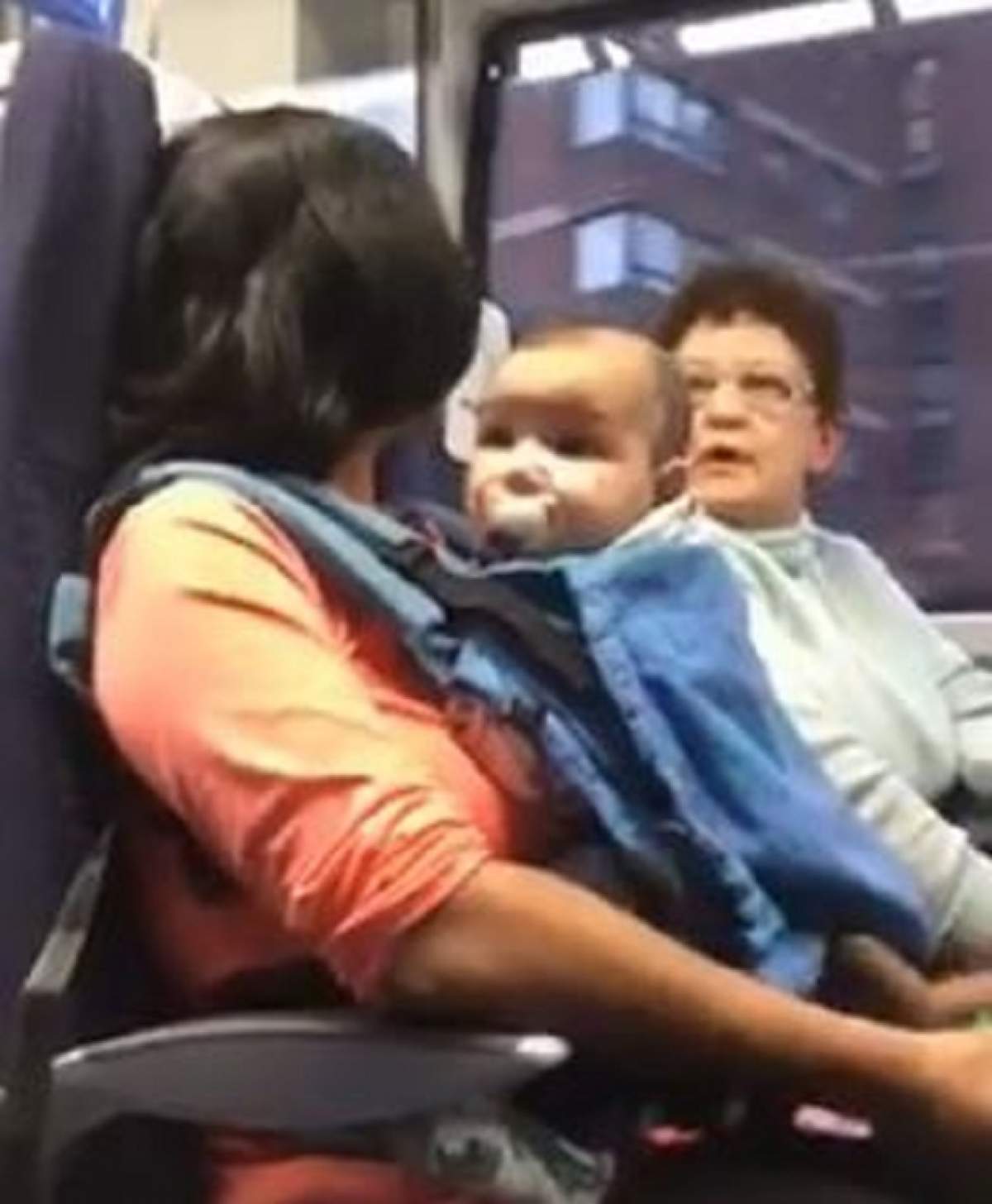 VIDEO / S-a urcat cu copilul în tren şi a fost la un pas să fie linşată. Motivul este incredibil