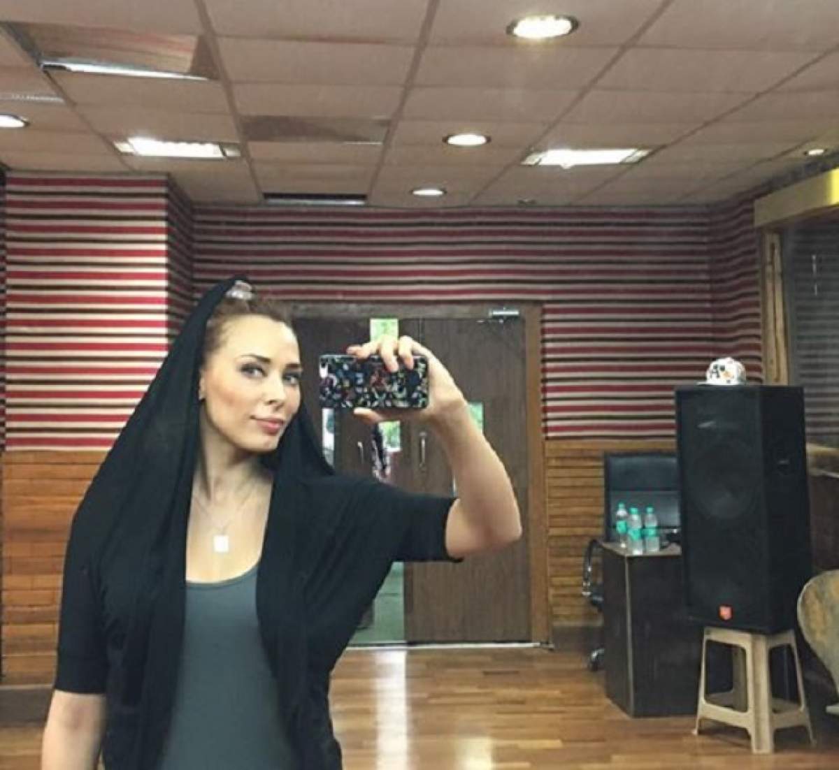 VIDEO / Iulia Vântur a luat foc! Reacţia ei, după ce Salman Khan a spus că este SINGUR şi CONFUZ
