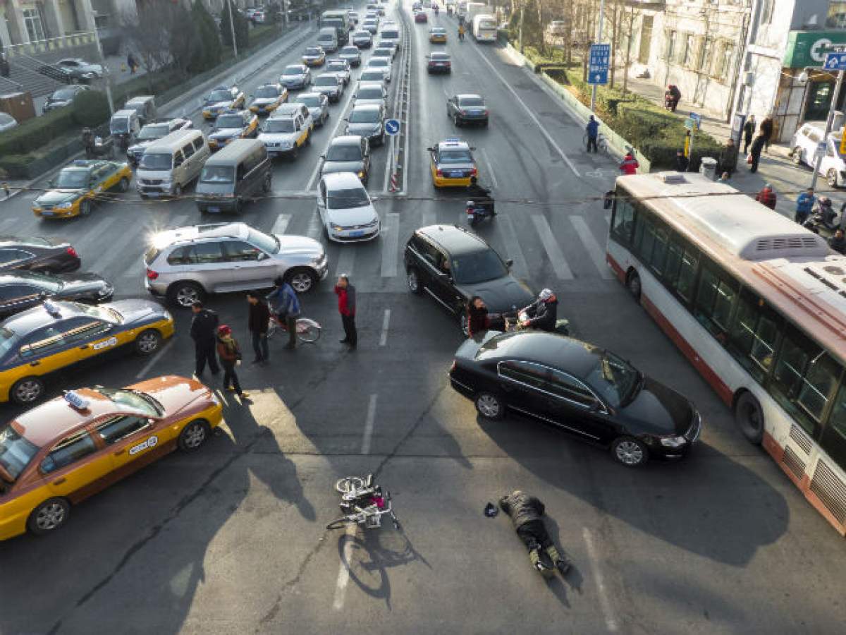 VIDEO / A fost la un pas de a provoca o mare tragedie! Ce a făcut un şofer grăbit în trafic