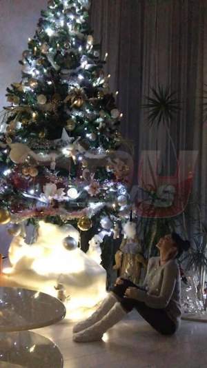 FOTO / Andra Trandaş are cel mai frumos brad de Crăciun! Uite cum îl aşteaptă sexy-ştirista pe Moş Crăciun