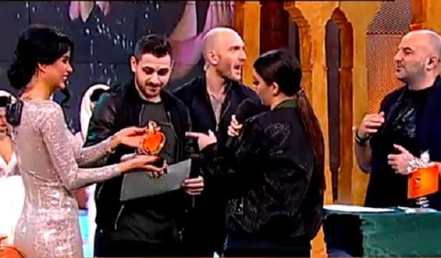 VIDEO / Surpriză la ridicarea trofeului "Petrecerea de pietoni" din gala "Un show păcătos"! Căstigătorul este Cătălin, iubitul lui Betty Salam