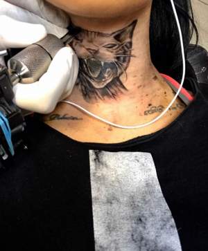 FOTO / "Spintecătoarea de la morgă" nu se potoleşte cu tatuajele! Ultimul pe care şi l-a făcut a şocat pe toată lumea