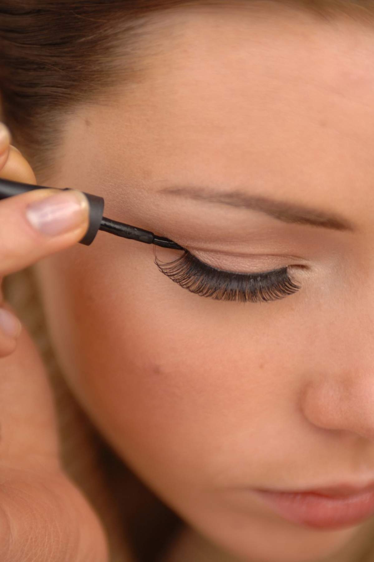 ÎNTREBAREA ZILEI – SÂMBĂTĂ: Cum poţi aplica perfect eyelinerul într-un machiaj de zi?