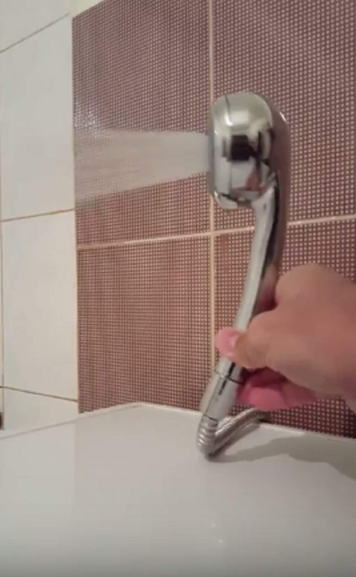 Curăţenie fără efort! Aşa poţi îndepărta calcarul depus pe capul de duş în doar câteva minute