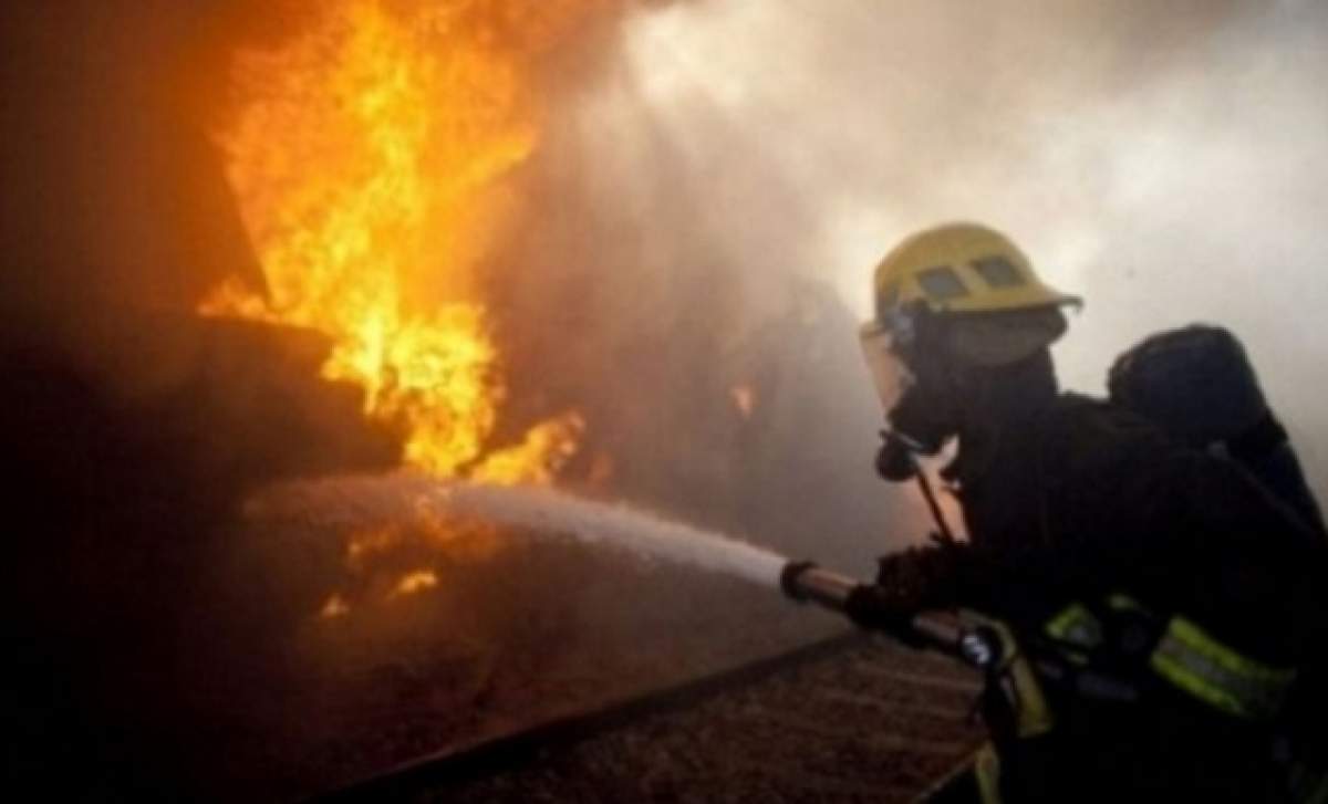 Incendiu mare în capitală! O hală a luat foc