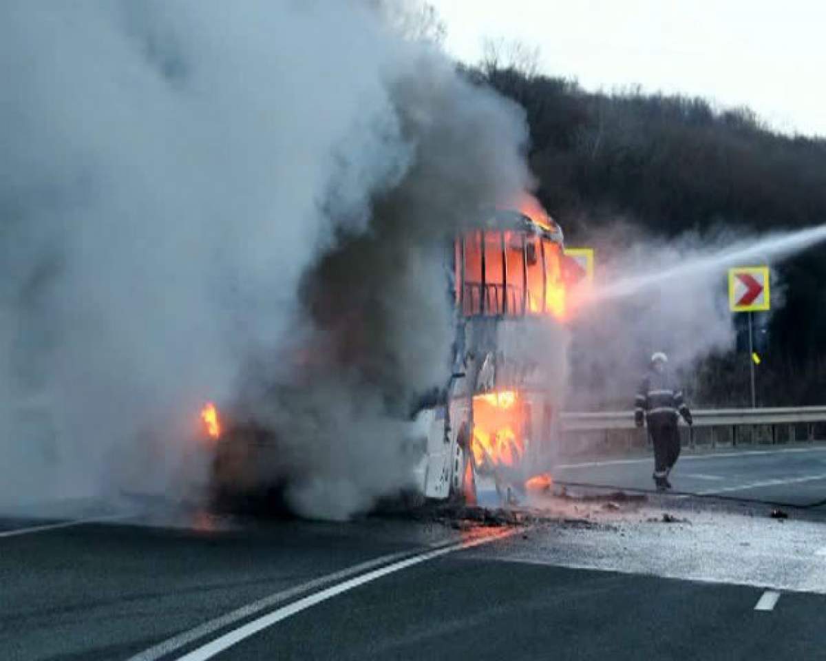 Groază! Un autobuz în care erau 49 de pasageri a luat foc