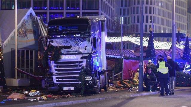 Scene şocante! Un TIR a intrat în plin în mulţimea strânsă la un târg de Crăciun