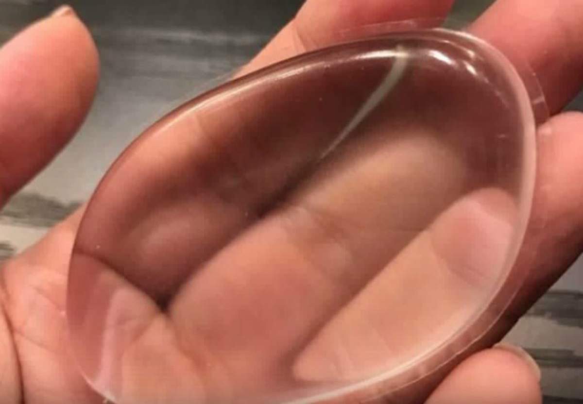 VIDEO / Cel mai nou produs pentru machiaj a creat isterie în rândul femeilor! Seamănă cu un implant de silicon