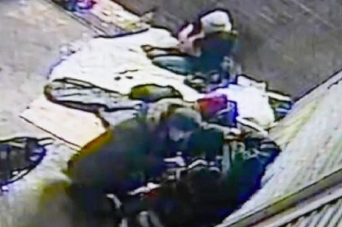 VIDEO / Imaginile care te cutremură! Momentul în care un om a murit înghețat, surprins de camerele de filmat de pe stradă