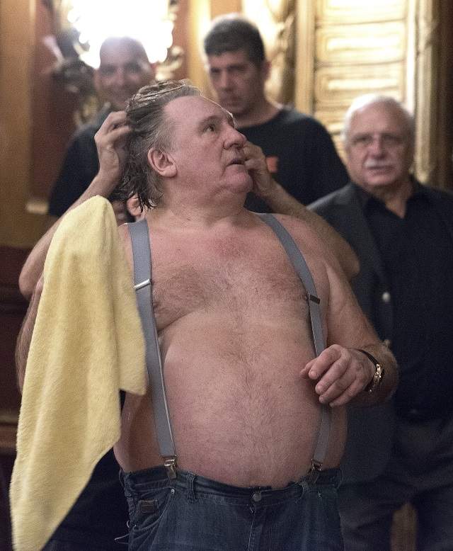 FOTO / Nu-ţi imaginai vreodată să-l vezi în astfel de ipostaze! Gerard Depardieu a apărut aşa chiar pe scenă