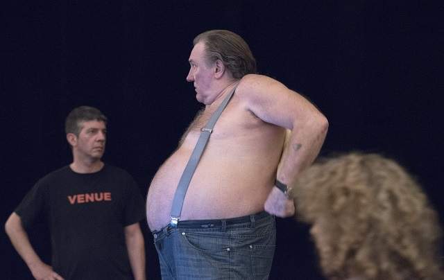 FOTO / Nu-ţi imaginai vreodată să-l vezi în astfel de ipostaze! Gerard Depardieu a apărut aşa chiar pe scenă