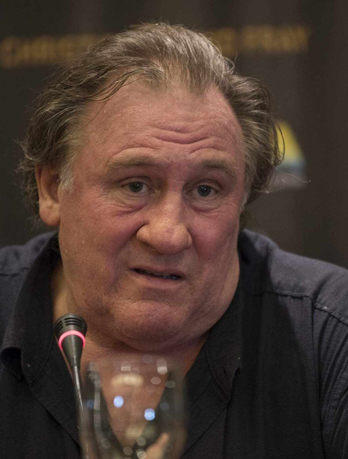 FOTO / Nu-ţi imaginai vreodată să-l vezi în astfel de ipostaze! Gerard Depardieu a apărut aşa chiar pe scenă