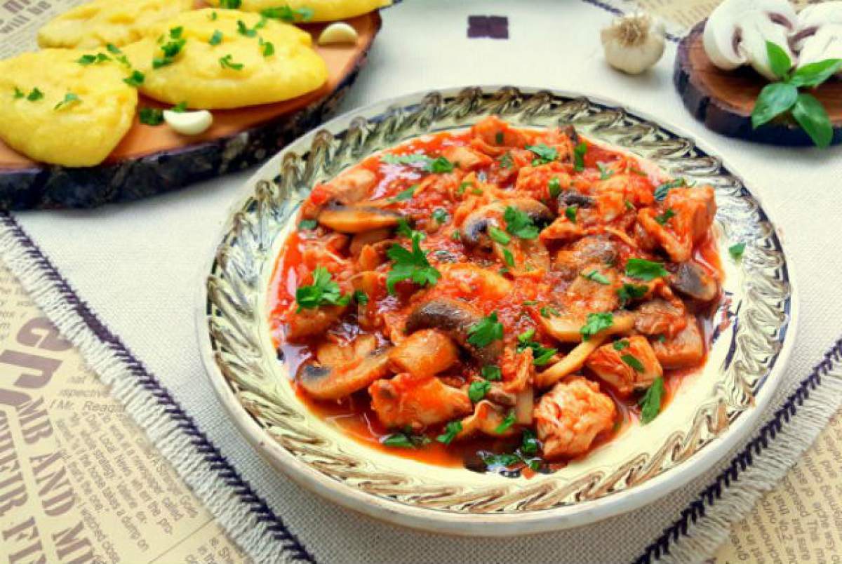 REŢETA ZILEI - MIERCURI: Pui cu ciuperci în sos de roşii! Un deliciu de preparat