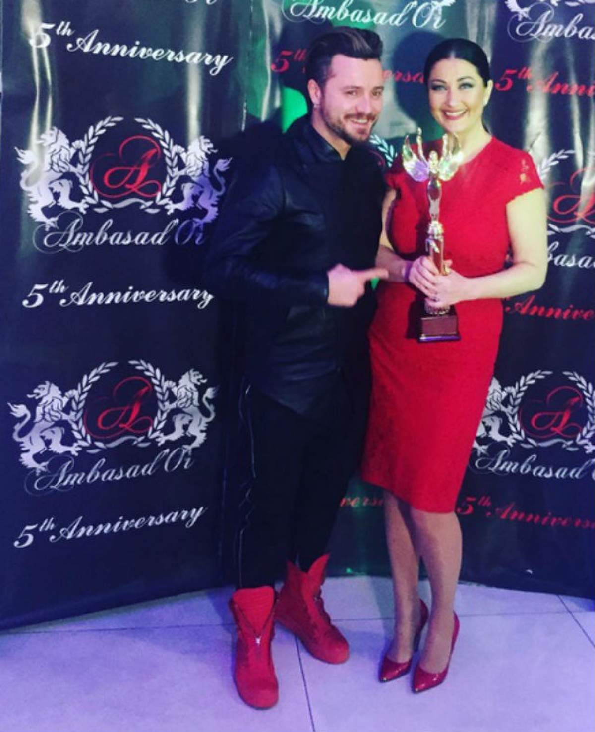 Când Tavi Clonda îşi face selfie, Gabriela Cristea "o comite" pe la spatele lui! L-a luat de gât pe un alt bărbat şi zâmbeau împreună