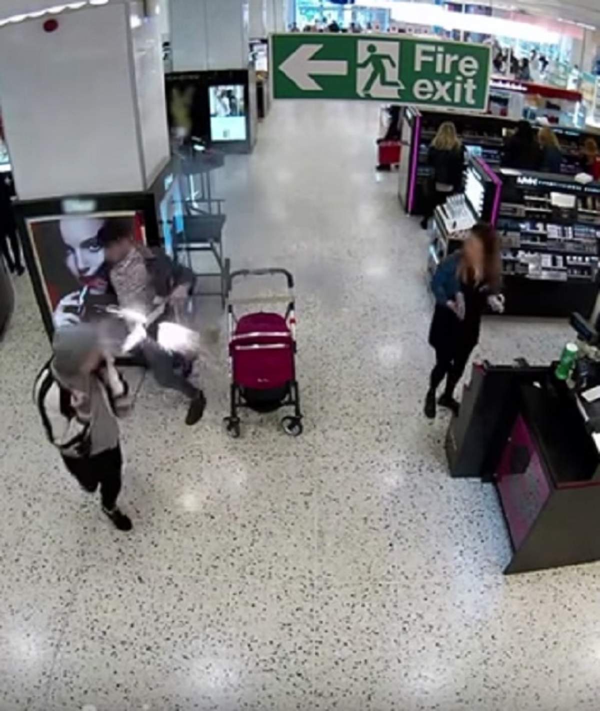 VIDEO / A explodat chiar lângă căruciorul bebeluşului! Uite ce s-a întâmplat după