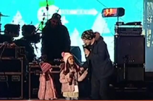 VIDEO / Cât de mari s-au făcut fetele lui Puya! Le-a urcat pe scenă şi au colindat publicul