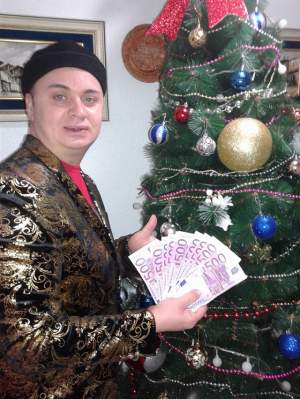 FOTO / CE AROGANŢĂ! Un artist controversat de la noi şi-a ÎMPODOBIT BRADUL cu bancnote de 500 de euro!