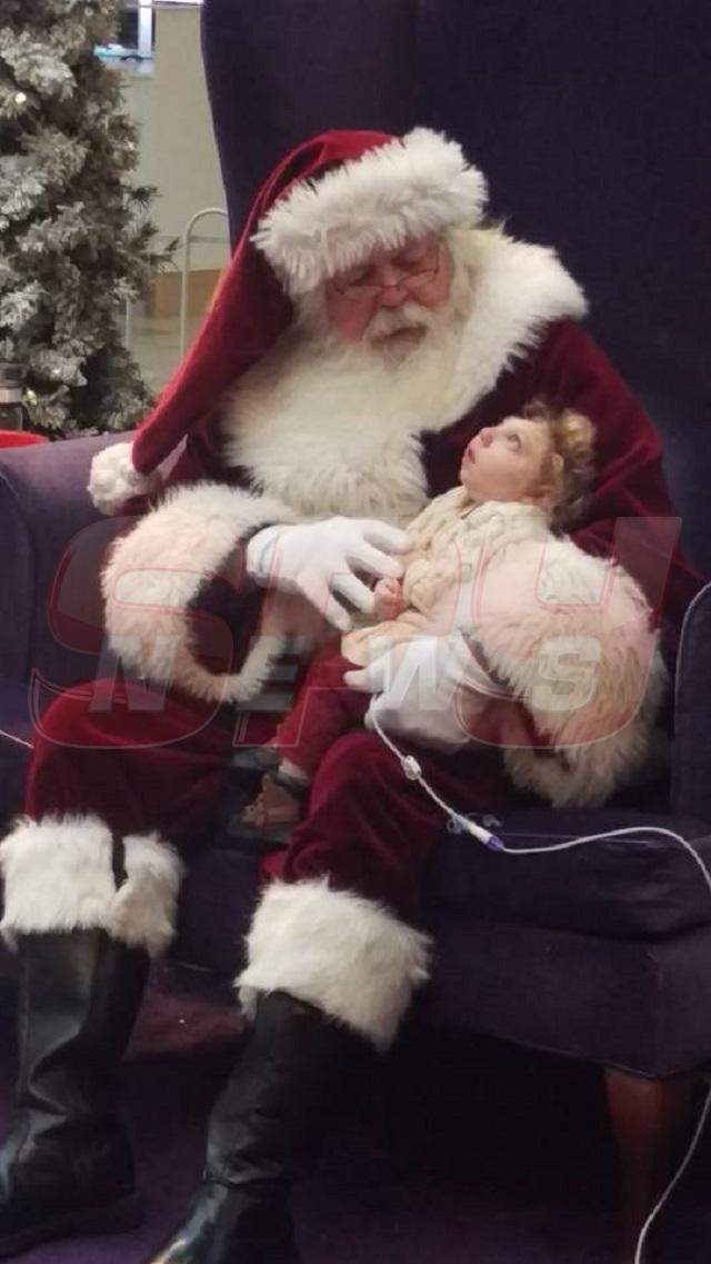 FOTO / Copilul fără cap l-a întâlnit pe Moş Crăciun. Imaginile îţi frâng inima