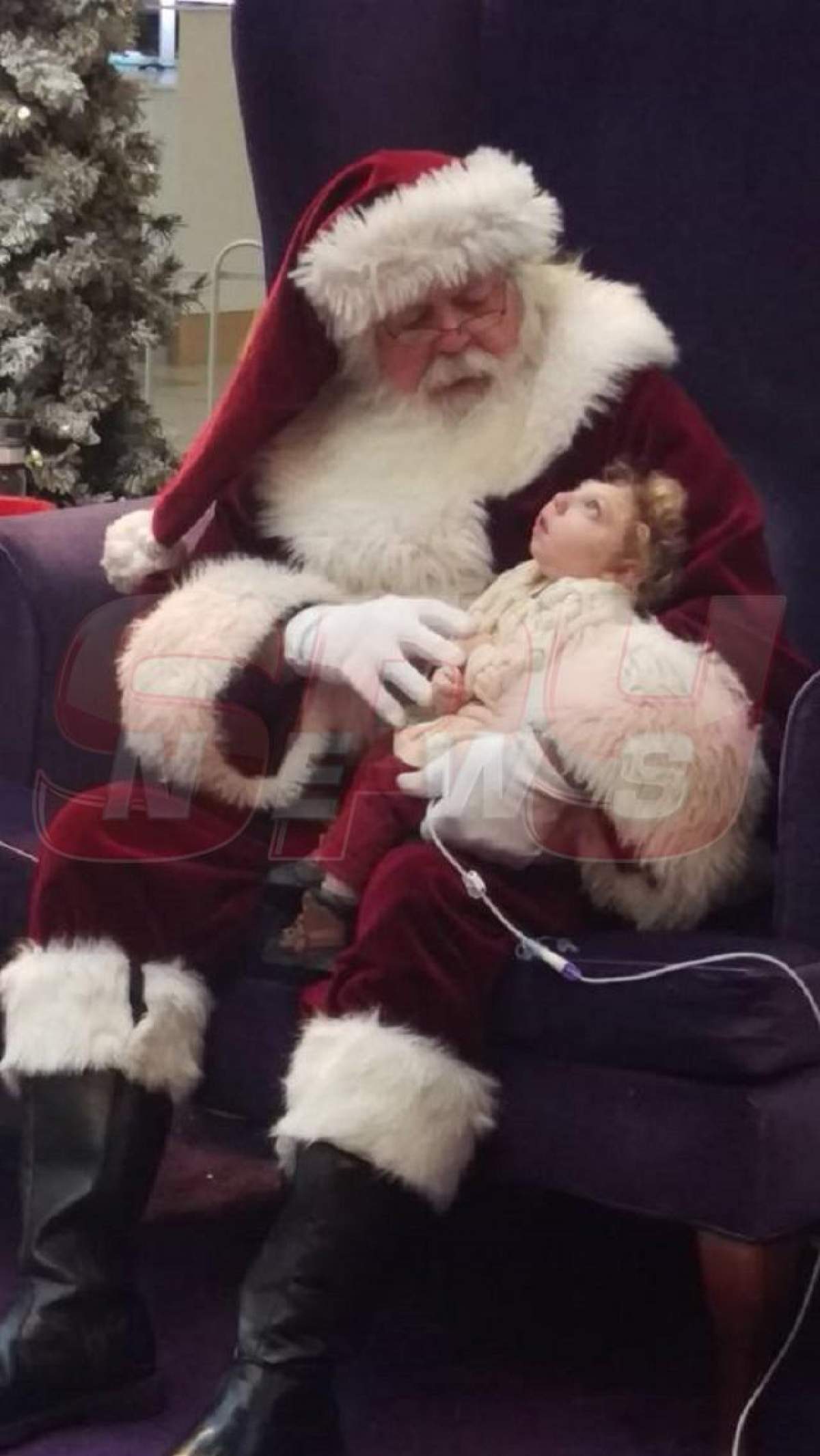 FOTO / Copilul fără cap l-a întâlnit pe Moş Crăciun. Imaginile îţi frâng inima